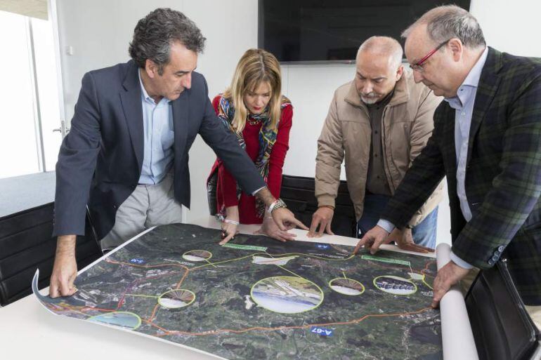 El consejero de Industria, con el plano del proyecto de La Pasiega.