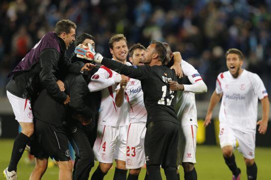 Los jugadores del Sevilla celebran su clasificación para semifinales