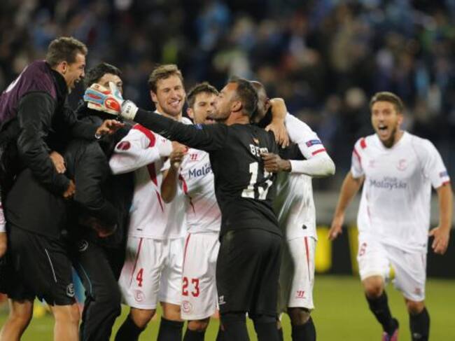 Los jugadores del Sevilla celebran su clasificación para semifinales