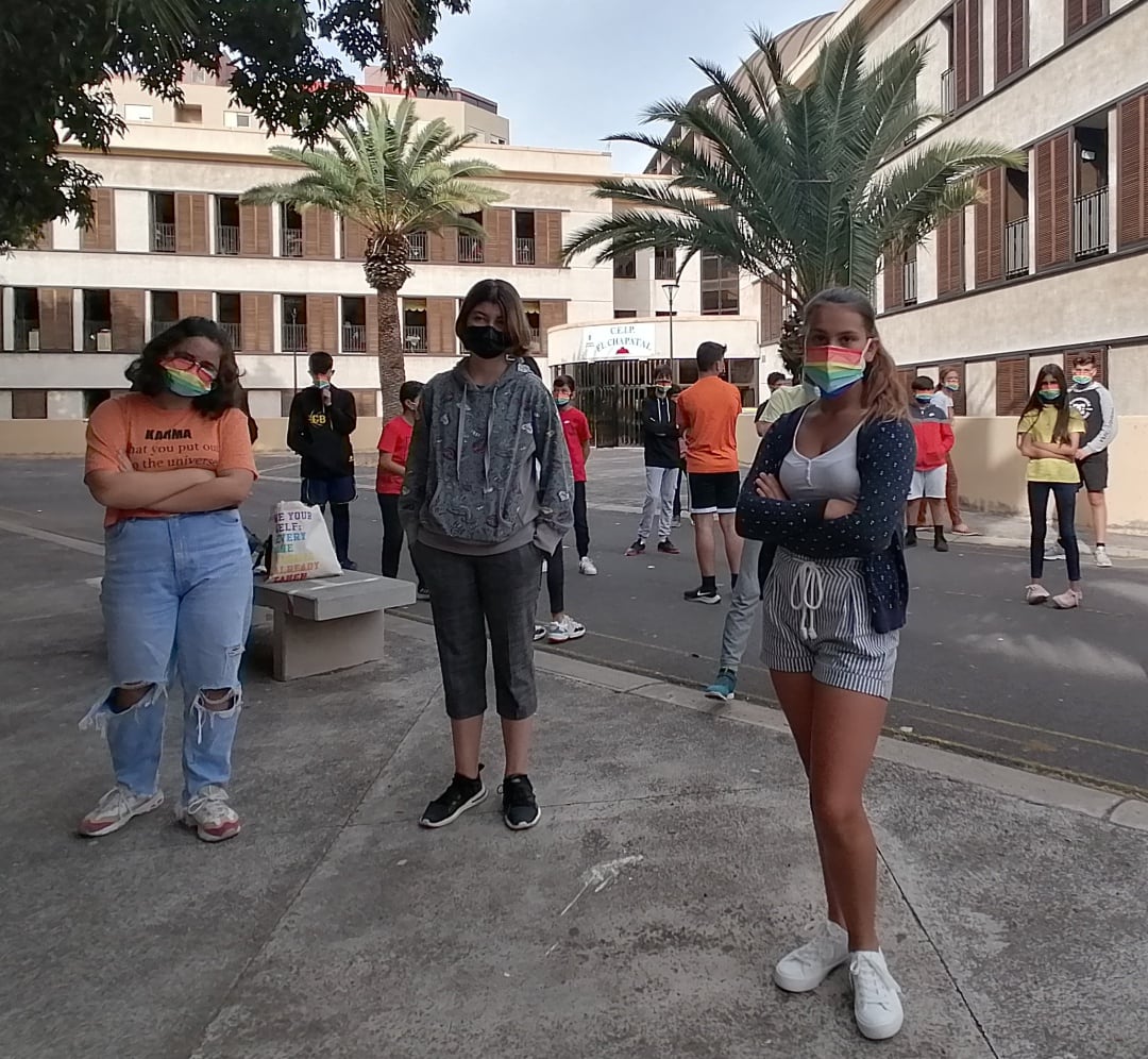 Un momento del acto celebrado este lunes en el patio del IES El Chapatal en donde se reivindicaron los mensajes contra la lgtbifobia y a favor de la igualdad entre las personas