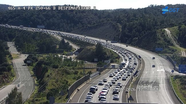 Situación de la A-4 a la altura de Santa Elena (Jaén) durante la tarde del Domingo de Resurrección de 2026.