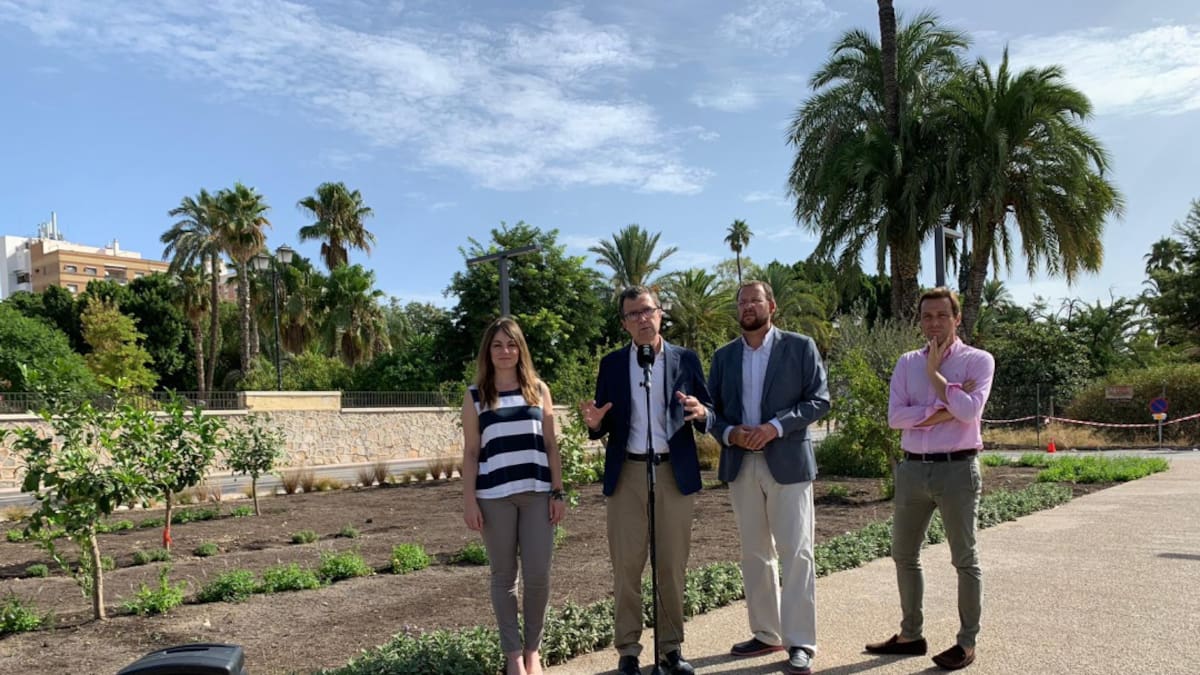 Ballesta inaugura un nuevo jardín de Murcía Río en el aparcamiento disuasorio del Malecón