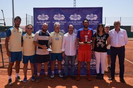 Los tres primeros clasificados posan junto a miembros del CT Linares y concejales del Ayuntamiento