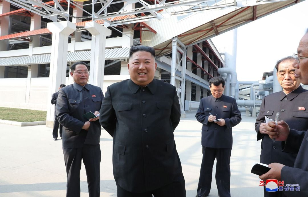 Una de las imágenes publicadas este sábado del líder norcoreano Kim Yong-un durante el acto de celebración de la planta agrícola en la ciudad de Sunchon.