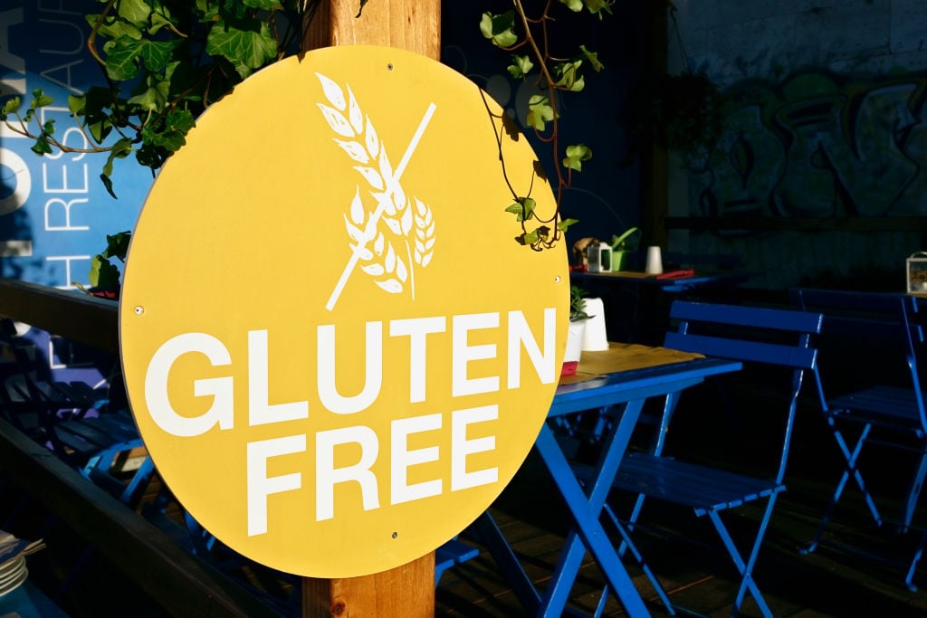 Un cartel anuncia comida &quot;sin gluten&quot; en un restaurante de Roma.