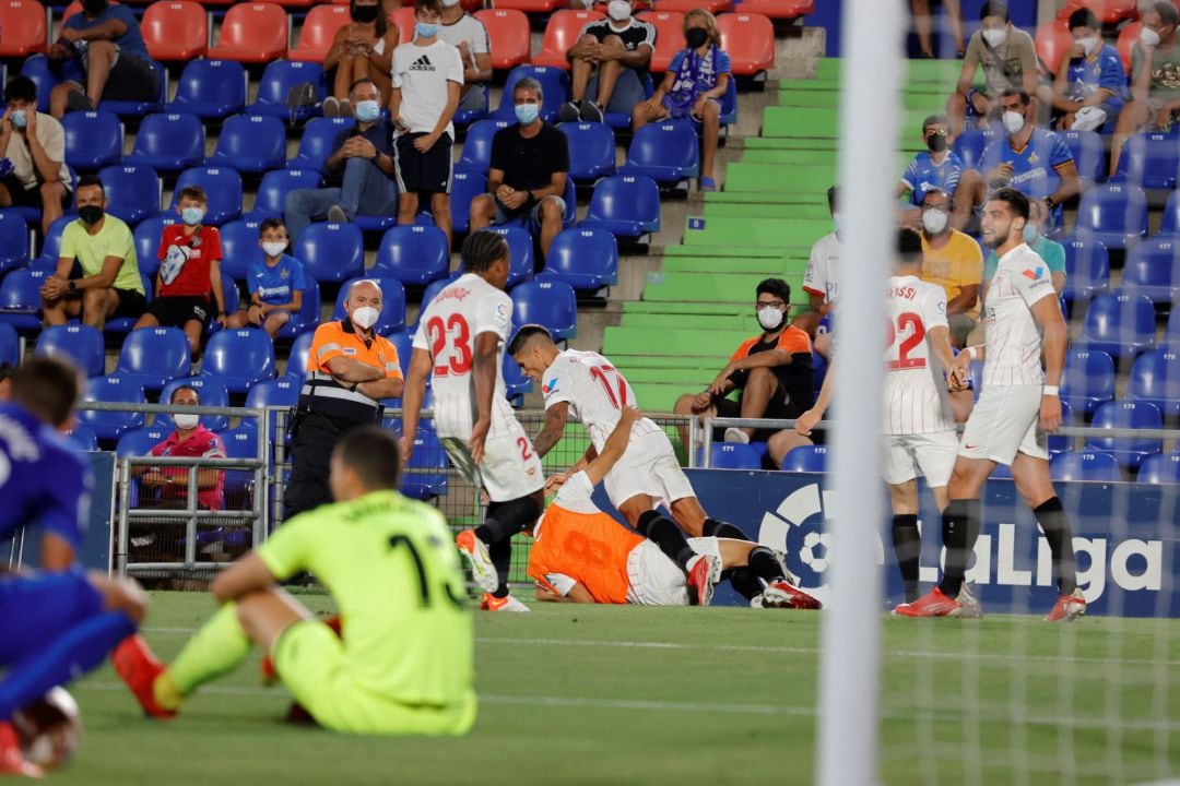 Los jugadores del Sevilla celebran el gol de Lamela en el último minuto de partido.