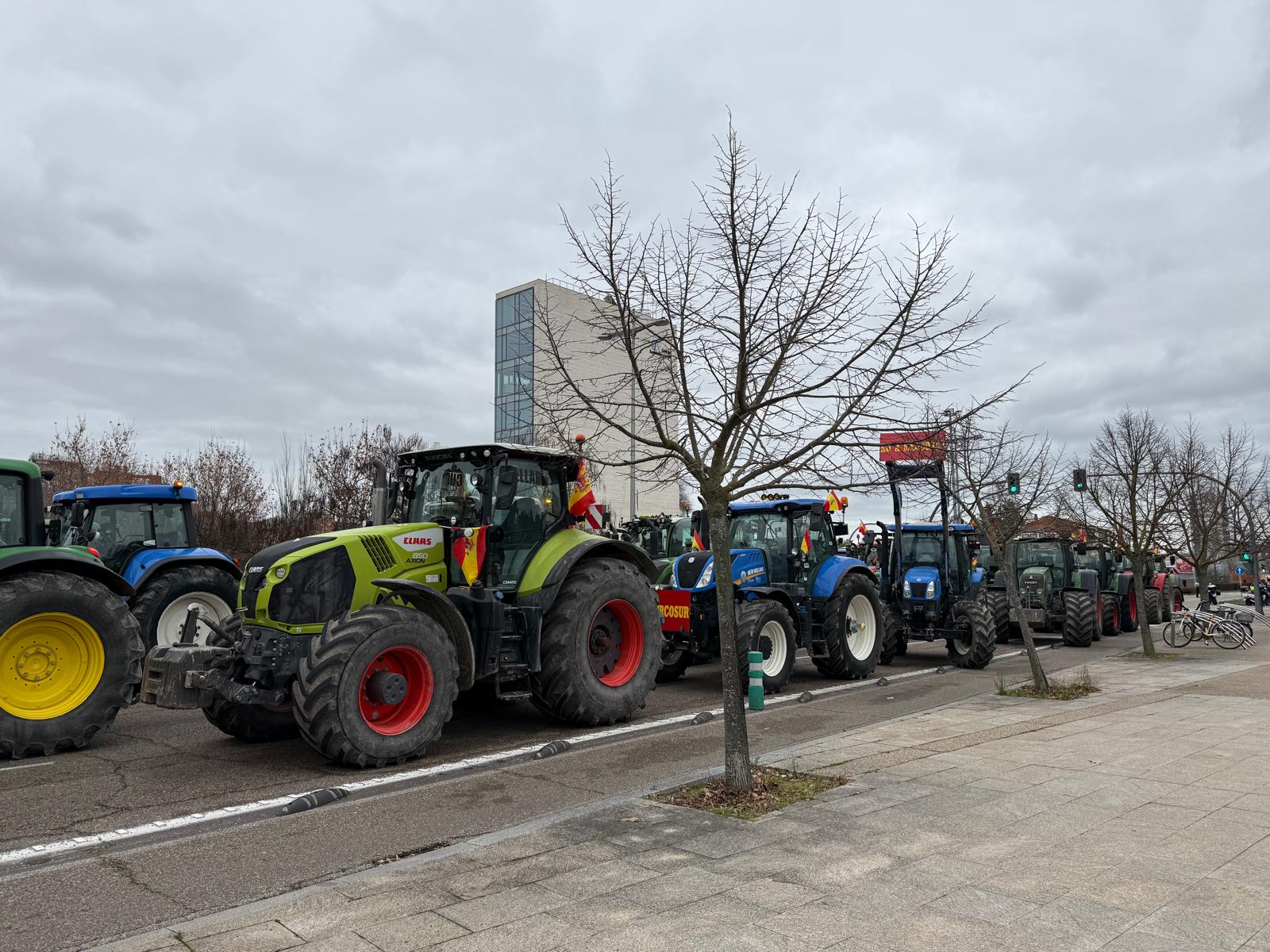 El campo de Castilla y León grita "¡Basta ya!" ante el acuerdo de Europa con Mercosur: "Nos van a terminar de hundir en la miseria" | Cadena SER