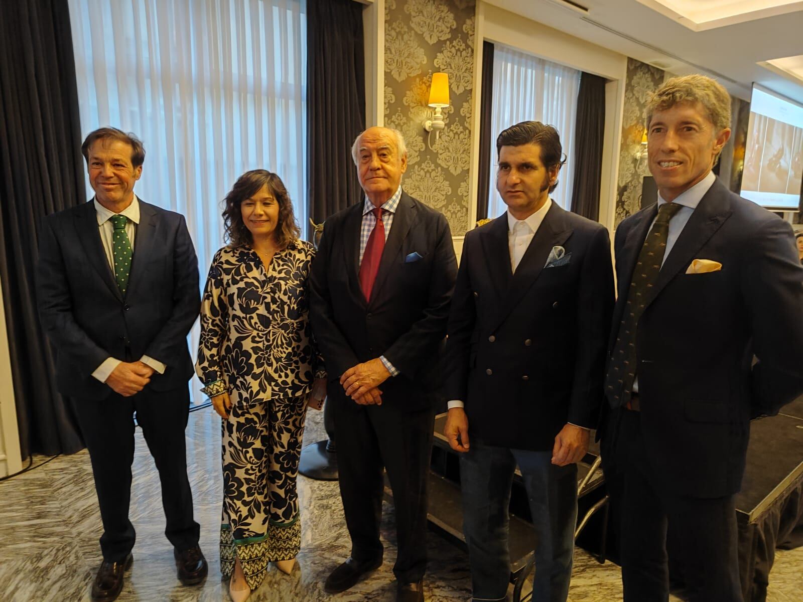 De izquierda a derecha, el ganadero Justo Hernández, Rosana González, directora del Hotel Gran Meliá Colón; el empresario Ramón Valencia, Morante de la Puebla y Manuel Escribano