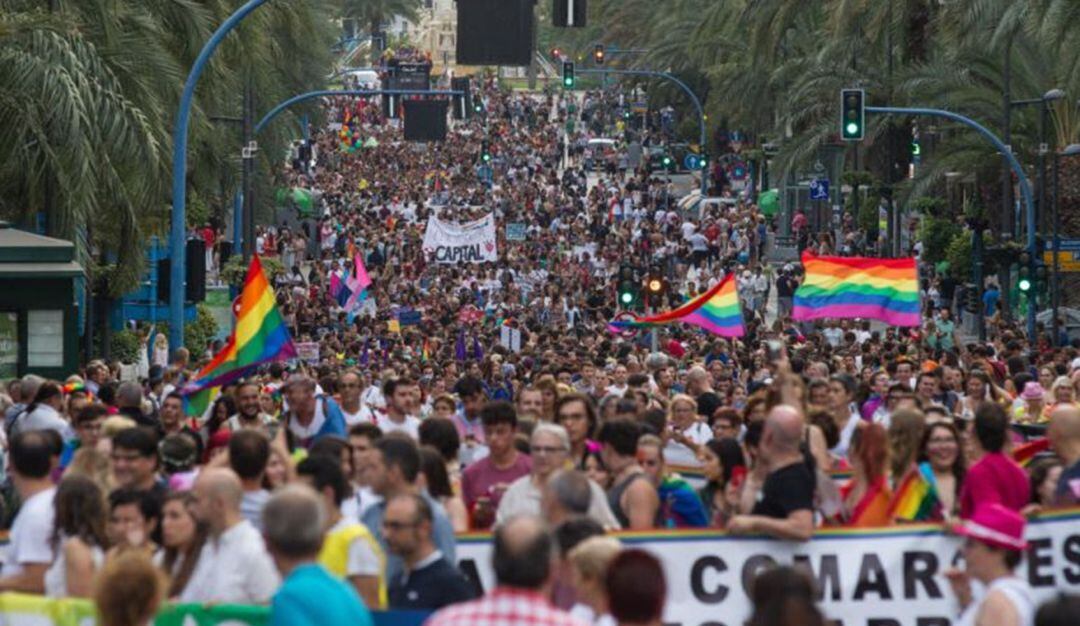 Imagen de archivo de la marcha del orgullo en Alicante