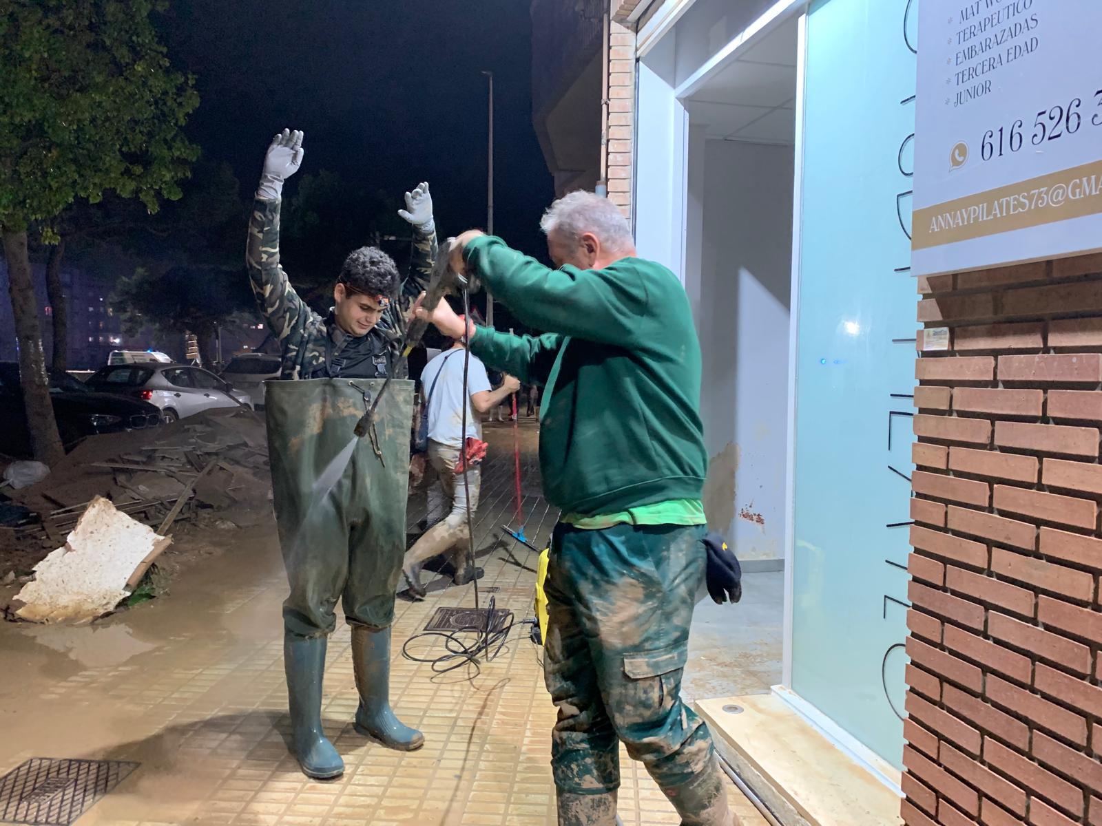 De las bombas de achique a un caldero para 1.000 personas, la ayuda cartagenera que no dejó sola a Paiporta