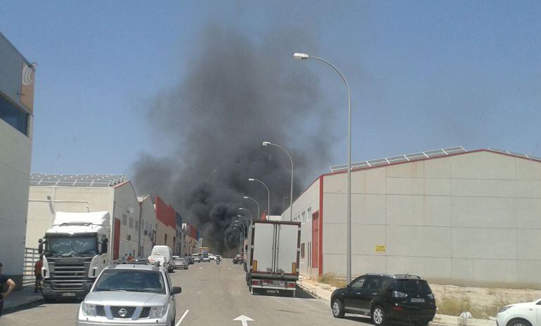 A las 14:30 horas los bomberos del Parque Comarcal de Bomberos de Elda han recibido el aviso de un incendio en la planta de reciclaje de Monóvar