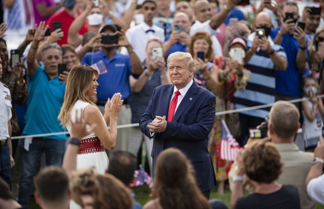 Donald Trump junto a su esposa Melania Trump a su llegada al acto en las inmediaciones de la Casa Blanca con motivo de la celebración del 4 de julio. El presidente y la primera dama participaron sin mascarilla, al igual que la mayoría de asistentes que tampoco guardaron la distancia recomendada.