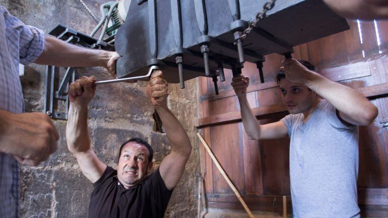 Los campaneros del Miguelete aprietan los tornillos de las campanas siguiendo la costumbre medieval del “repret” de San Lorenzo