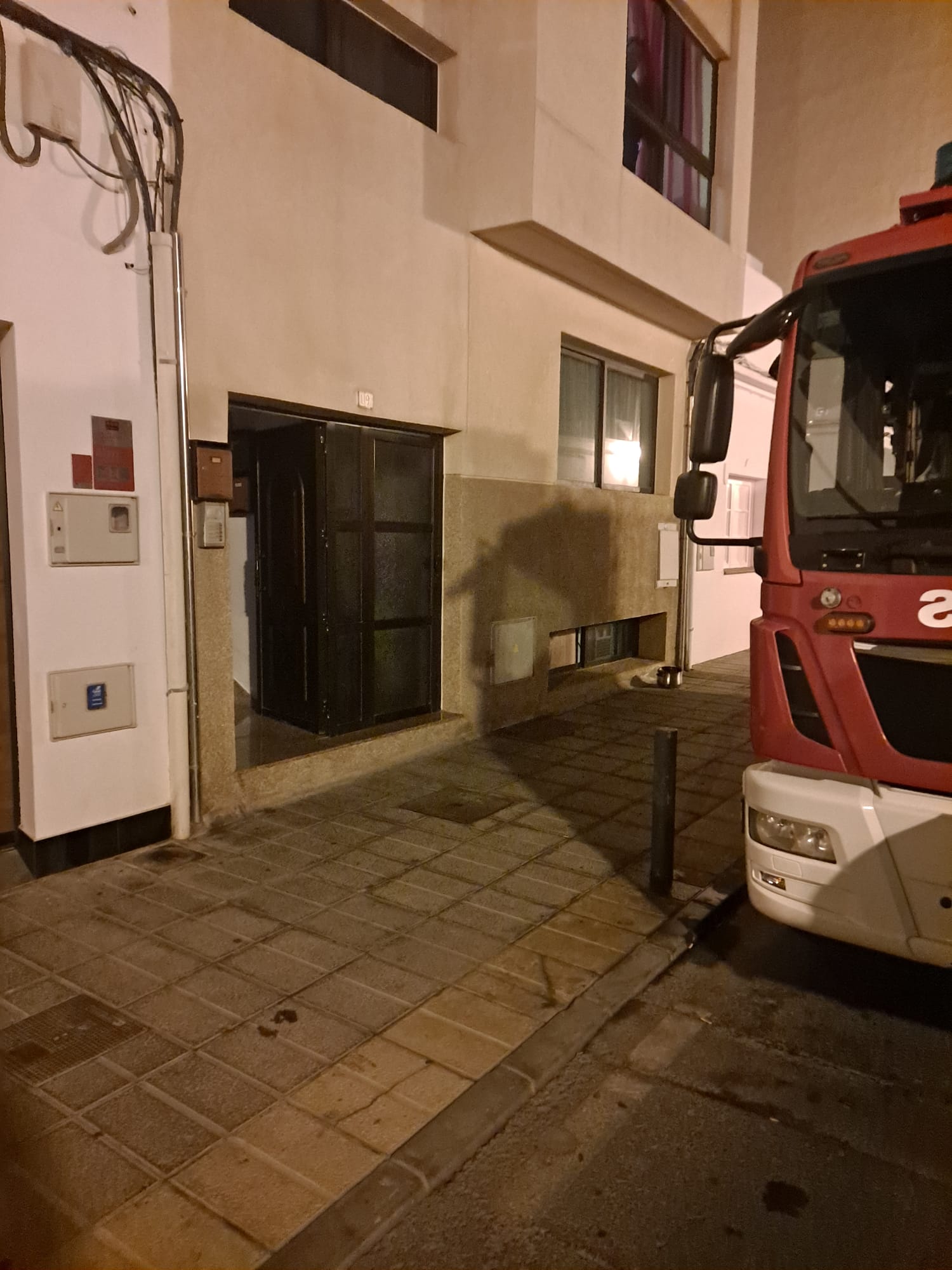 Los bomberos de Lanzarote en la puerta de la vivienda afectada por el incendio.