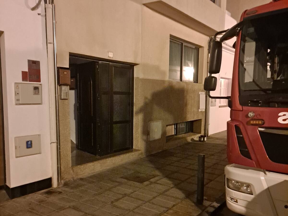 Evacúan a dos personas, varios pájaros y perros tras un conato de incendio en Arrecife
