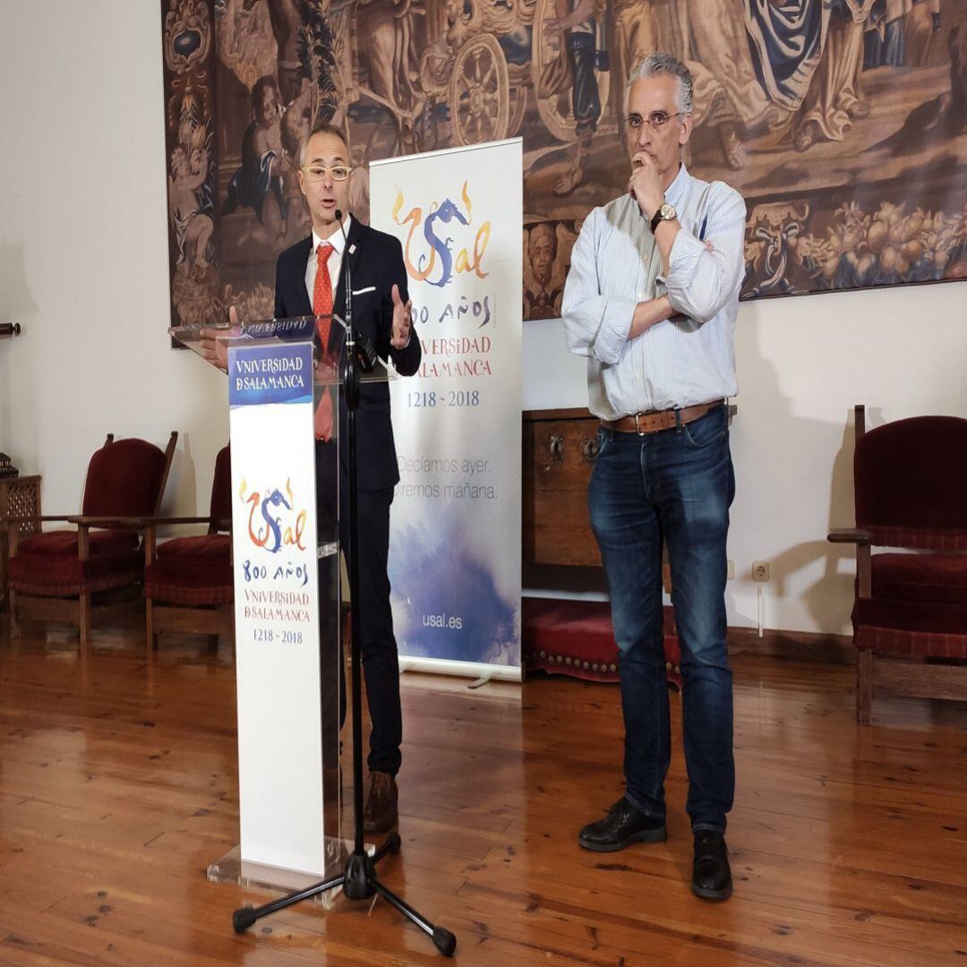 El rector de la USAL, Ricardo Rivero y el experto Luis Félix Valero, en su comparecencia ante la prensa