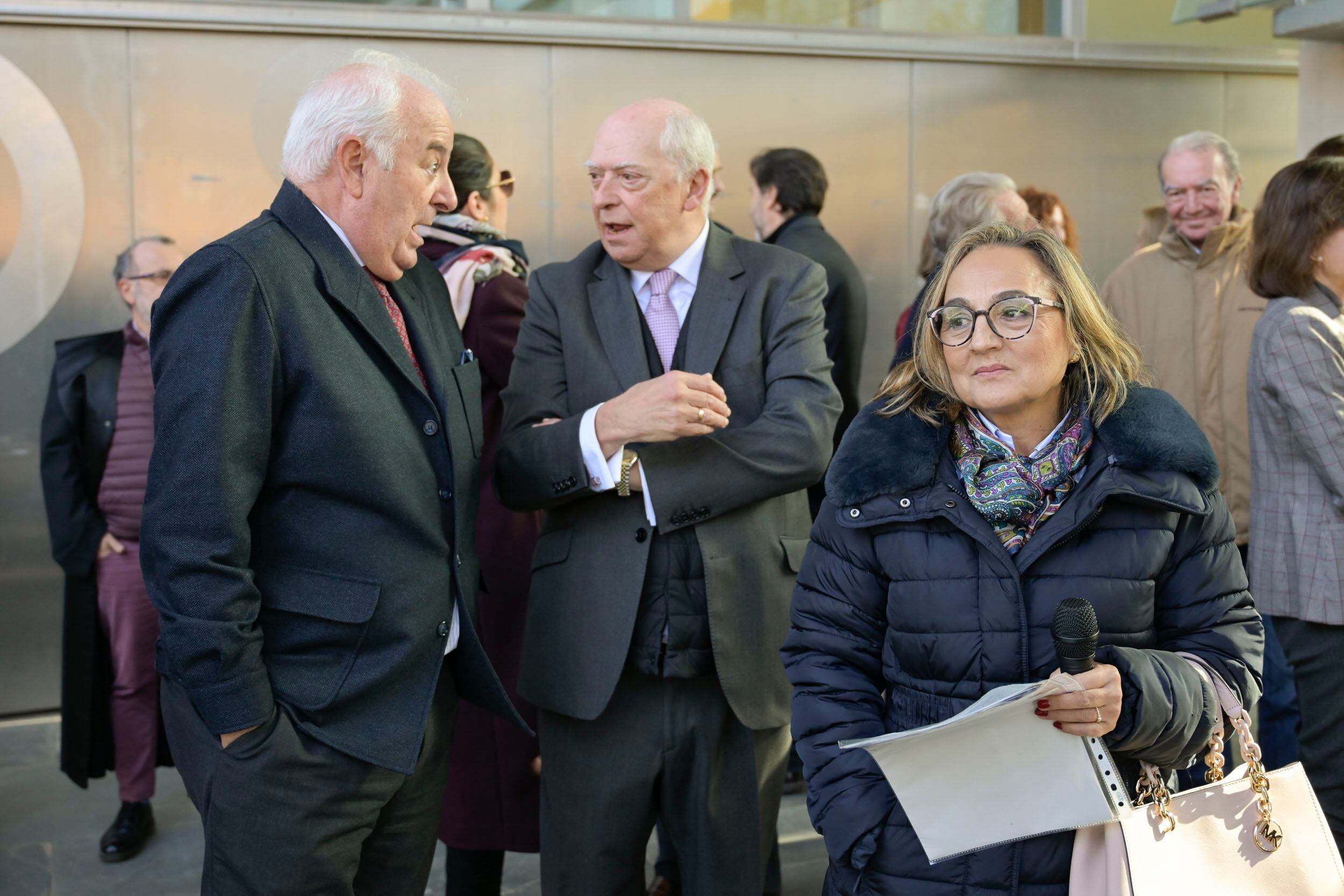 CIUDAD REAL, 17/11/2023.- La presidenta de la Audiencia Provincial de Ciudad Real, María Jesús Alarcón (d), el magistrado juez decano de Ciudad Real, Antonio Moreno (i), y el decano del Colegio de Abogados de Ciudad Real, Cipriano Arteche (c), asisten a la concentración celebrada hoy viernes en las puertas de los Juzgados de Ciudad Real, en la que un centenar de jueces, fiscales, abogados y operadores jurídicos han apoyado los comunicados de diversos órganos judiciales y han manifestado su compromiso con el Estado de Derecho y la separación de poderes. EFE/Jesús Monroy
