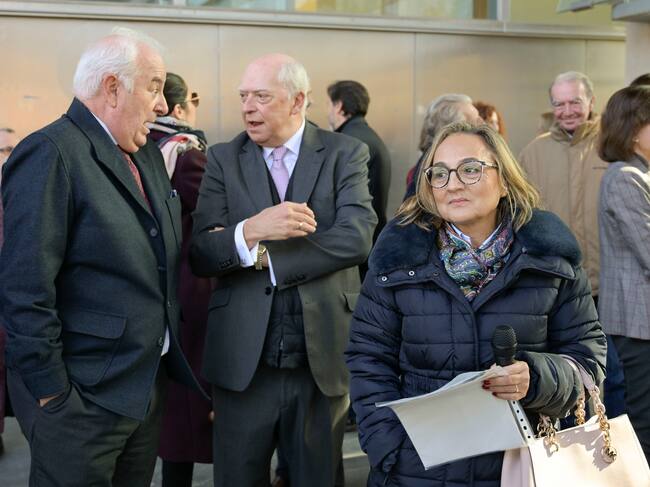 CIUDAD REAL, 17/11/2023.- La presidenta de la Audiencia Provincial de Ciudad Real, María Jesús Alarcón (d), el magistrado juez decano de Ciudad Real, Antonio Moreno (i), y el decano del Colegio de Abogados de Ciudad Real, Cipriano Arteche (c), asisten a la concentración celebrada hoy viernes en las puertas de los Juzgados de Ciudad Real, en la que un centenar de jueces, fiscales, abogados y operadores jurídicos han apoyado los comunicados de diversos órganos judiciales y han manifestado su compromiso con el Estado de Derecho y la separación de poderes. EFE/Jesús Monroy