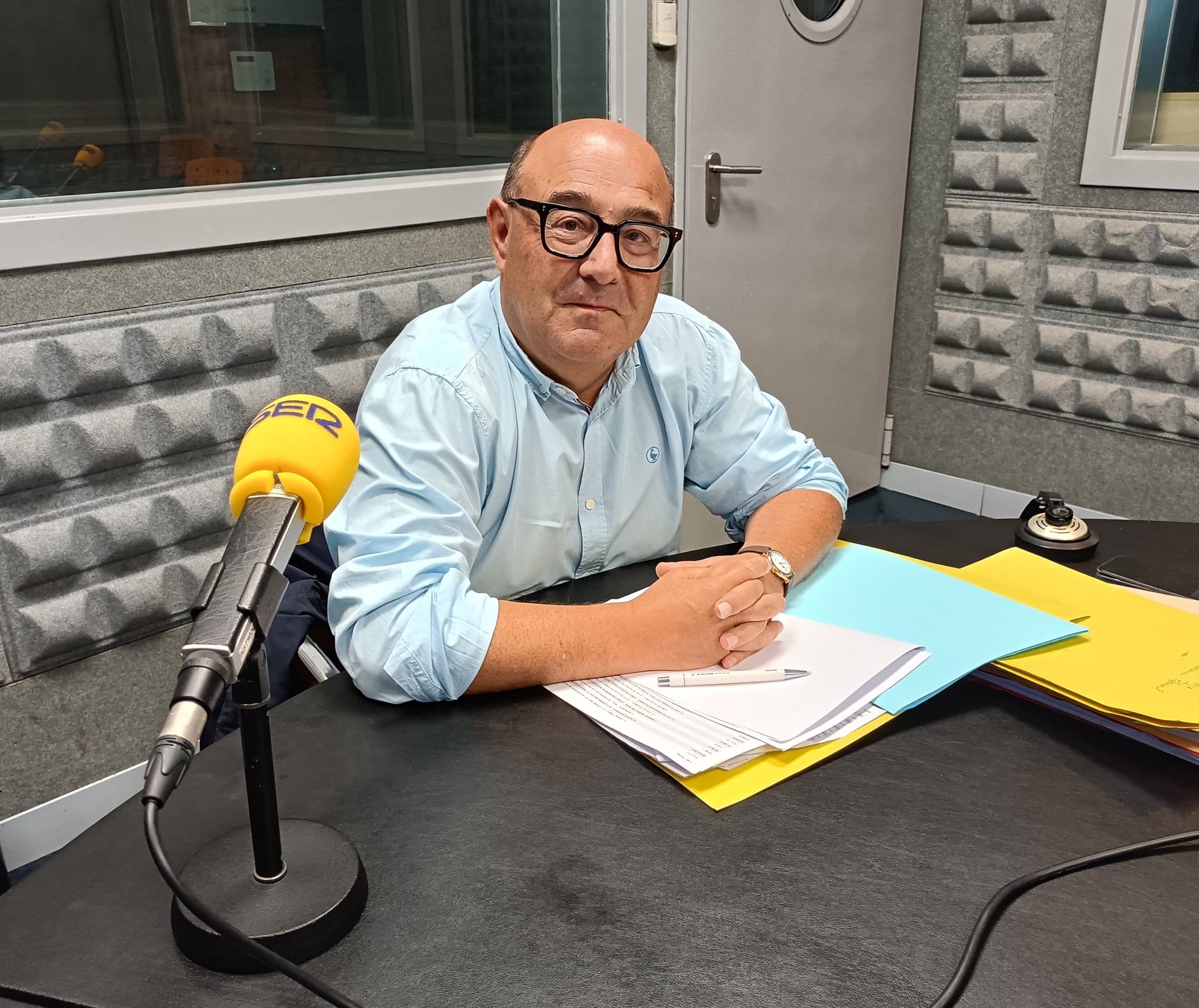 César Pérez Ares, jefe territorial de Educación, en los estudios de Radio Vigo