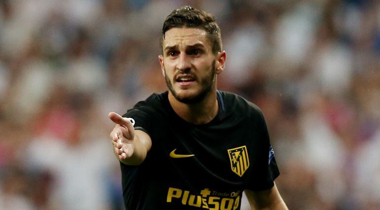 Koke gesticula a un compañero en el partido del Bernabéu