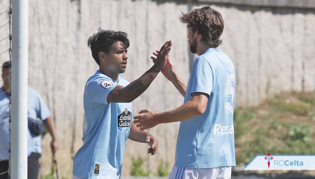 Ibán Salvador celebra un gol junto a Rai Marchán