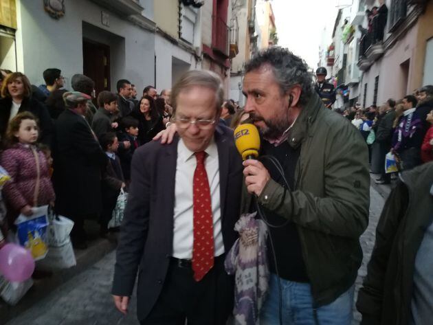 Durante la retransmisión de la Cabalgata en Radio Sevilla, el presidente del Ateneo, Alberto Máximo Pérez Calero, atendió en la calle Correduría al micrófono de Paco García