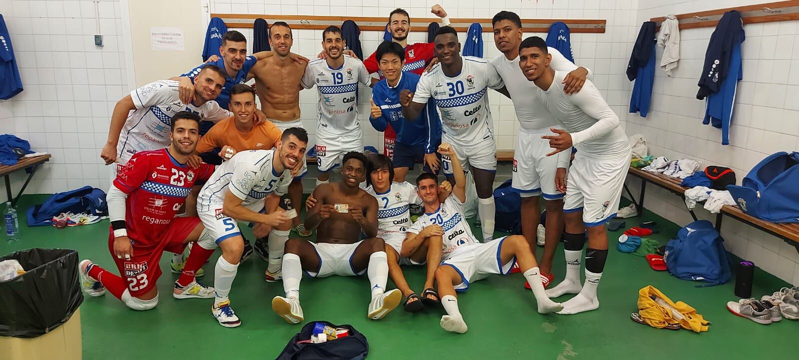 Los jugadores ferrolanos celebraron el triunfo en el vestuario