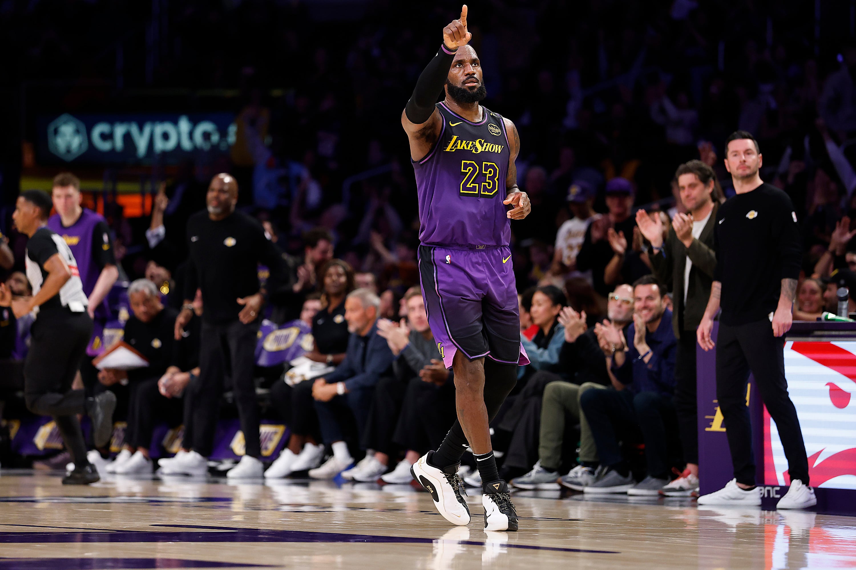 LeBron James lidera a Los Ángeles Lakers en su victoria ante Portland Trail Blazers