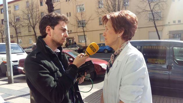 Una de las voluntarias atiende en directo a Hoy por Hoy Salamanca.
