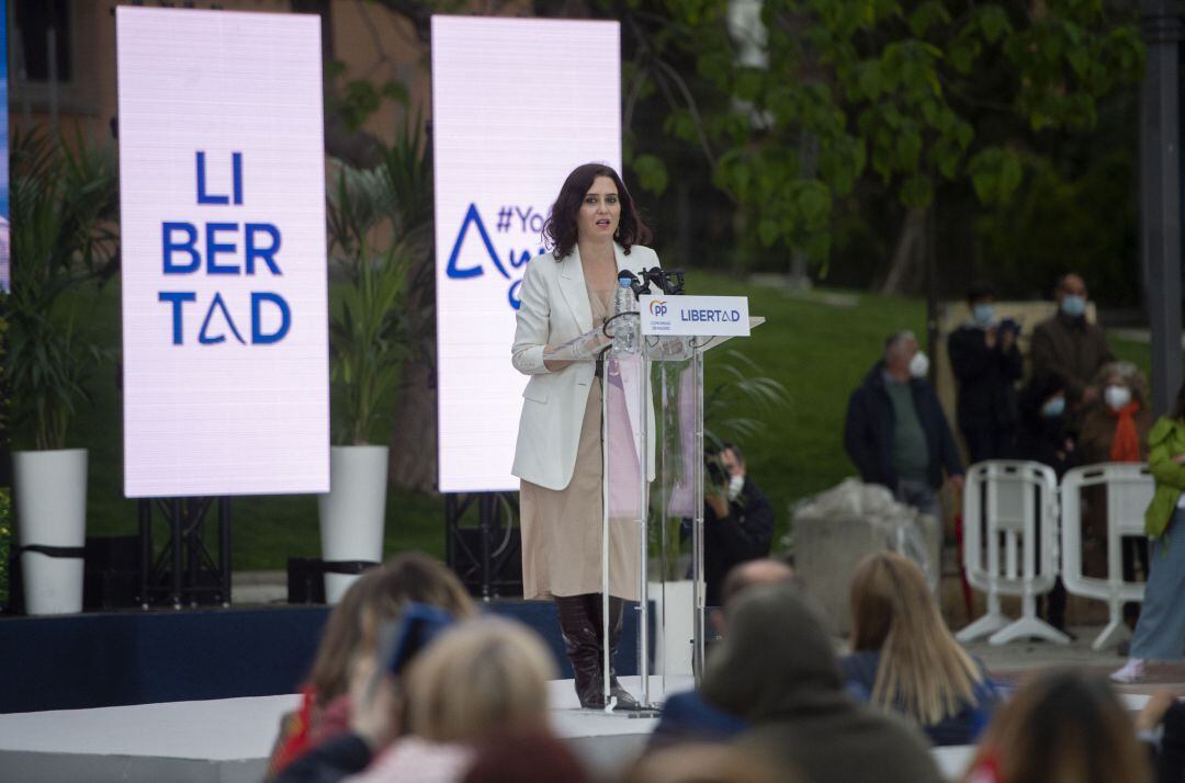 La presidenta de la Comunidad de Madrid y candidata a la reelección por el PP, Isabel Díaz Ayuso, durante el acto de campaña del partido en la Plaza de la Comunidad de Madrid de Leganés. 