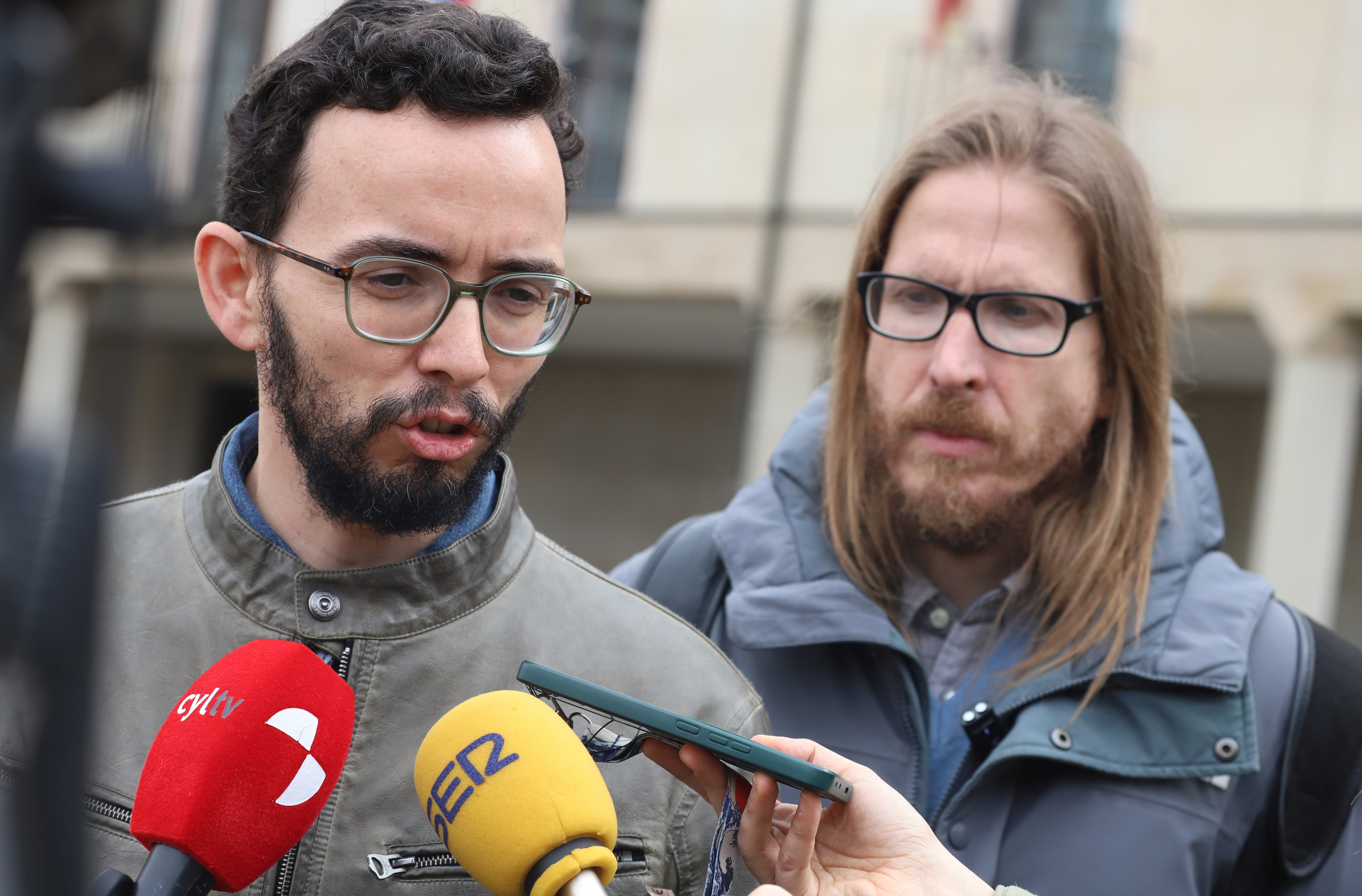 PONFERRADA (LEÓN), 05/03/2026.- El secretario de Organización y portavoz de Podemos, Pablo Fernández (d), ha defendido este viernes en Ponferrada (León) que decir 'no a la guerra' implica también decir 'no' a Estado Unidos y a la OTAN, y ha insistido en que España debe abandonar la Alianza. En la imagen, junto al candidato del partido a la Presidencia de Castilla y León, Miguel angel Llamas. EFE/ Ana F. Barredo