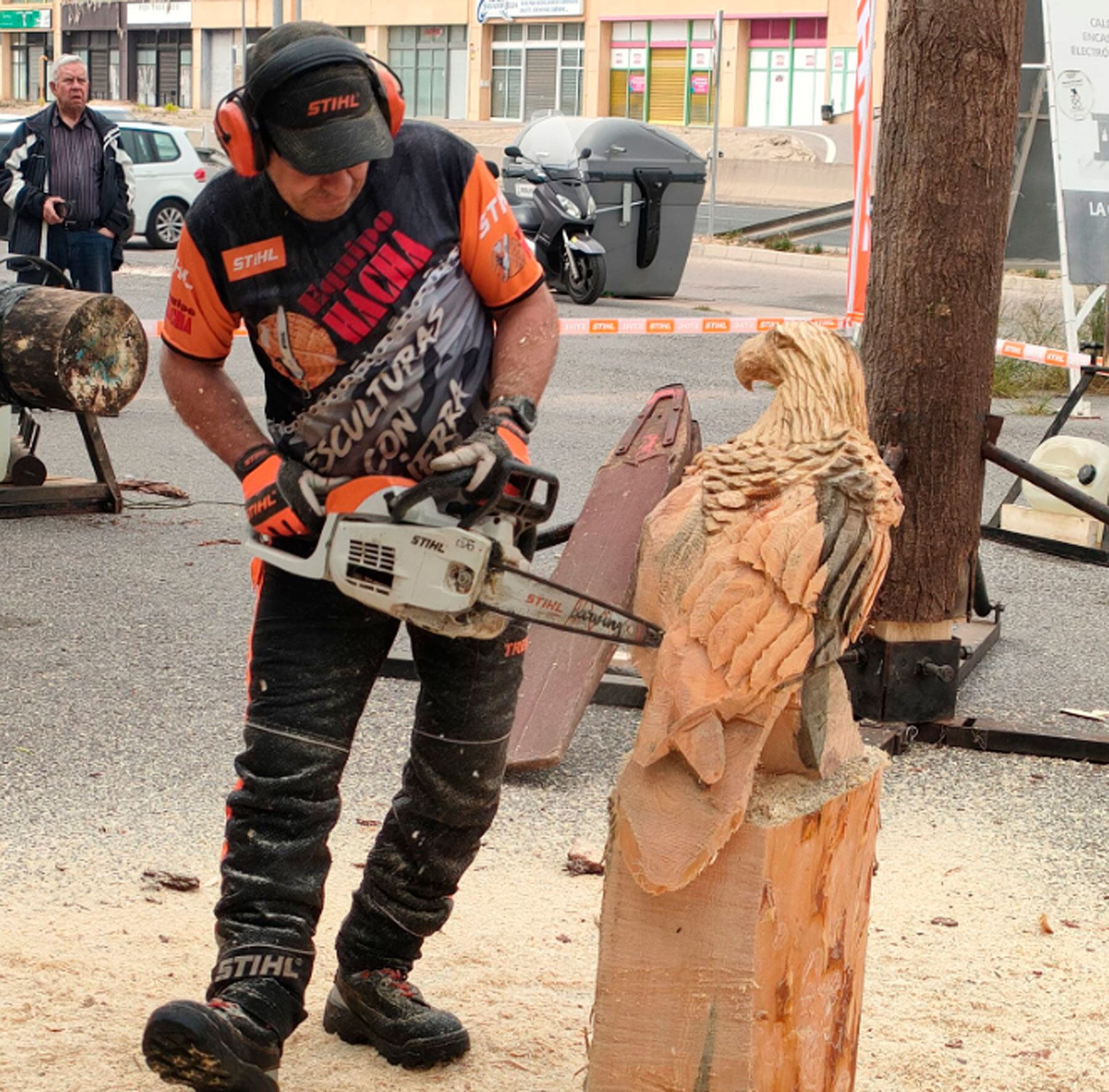 Abel de Vicente en plena exhibición con la sierra mecánica Sthil