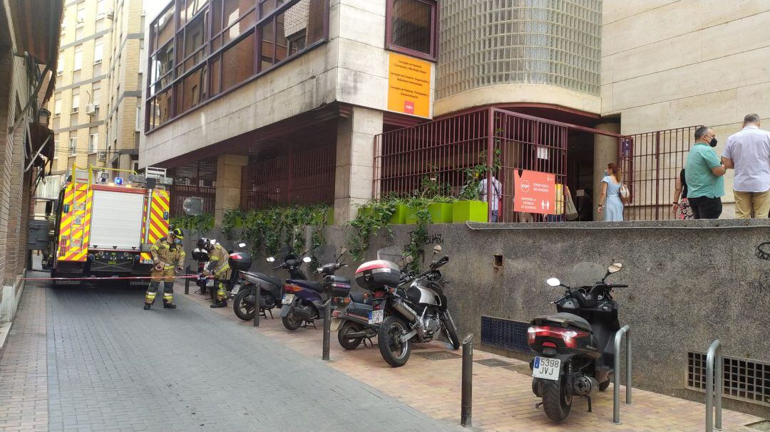 Bomberos trabajan en el lugar del incendio y cortan los accesos a la calle Selas