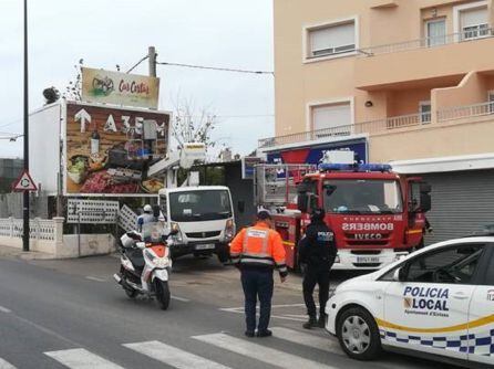 Imagen del cartel publicitario afectado por el viento