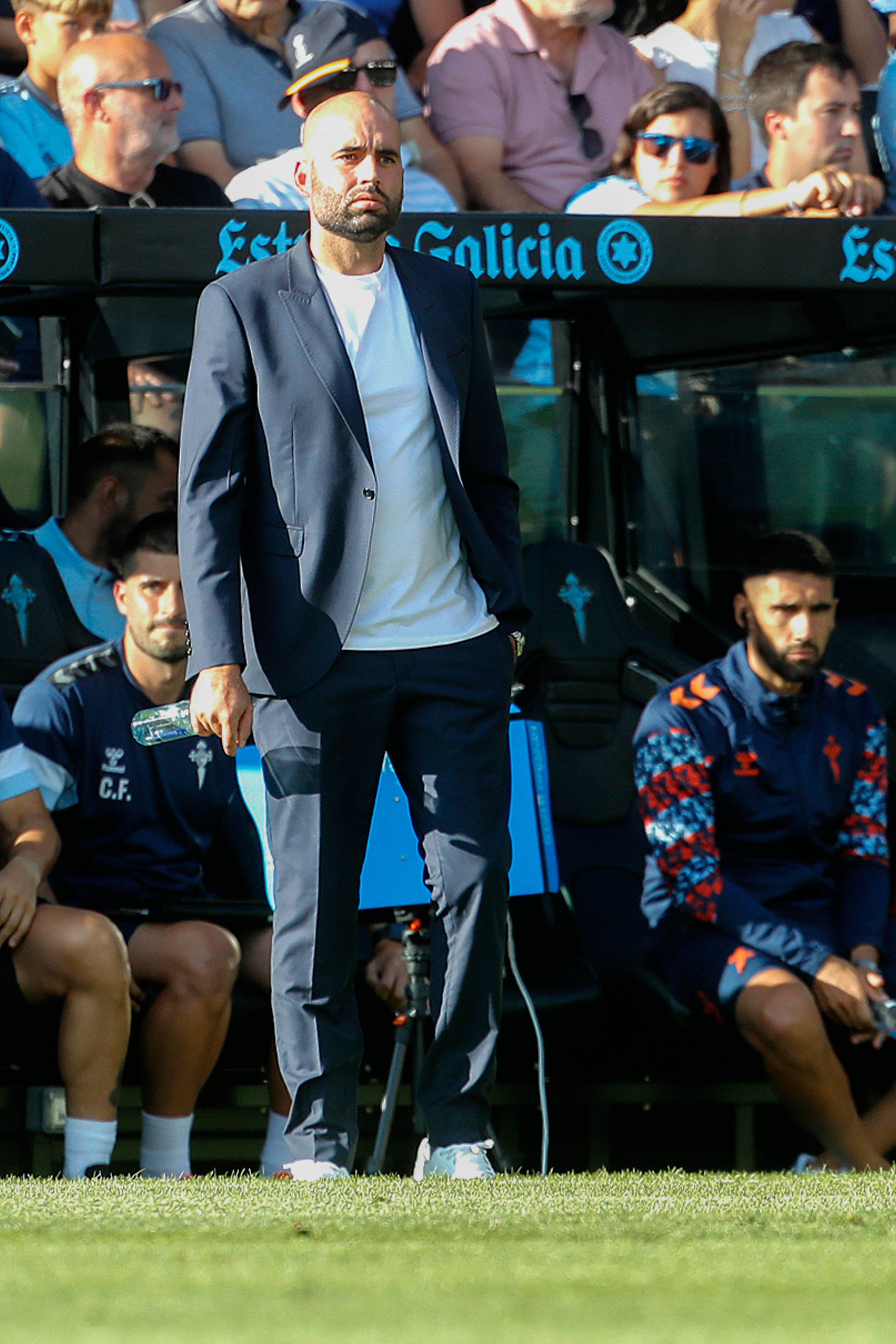 VIGO (PONTEVEDRA), 23/08/2024.- El entrenador del Celta Claudio Giráldez durante el partido de Liga en Primera División que Celta y Valencia CF disputan este viernes en el estadio de Balaídos, en Vigo. EFE/Salvador Sas
