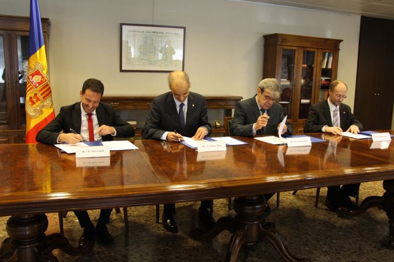 Antoni Martí amb els representants del partits signataris del Pacte d'Estat per Europa.