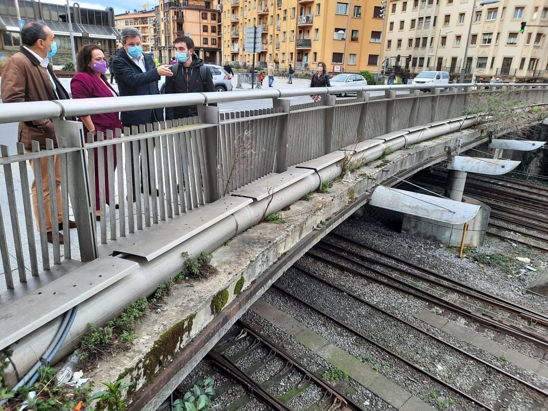 El delegado de Urbanismo de Irun, Miguel Ángel Páez, la diputada Rafaela Romero, acompañada por el alcalde de Irun, Jose Antonio Santano y David Nuño, delegado de Bienestar Social.