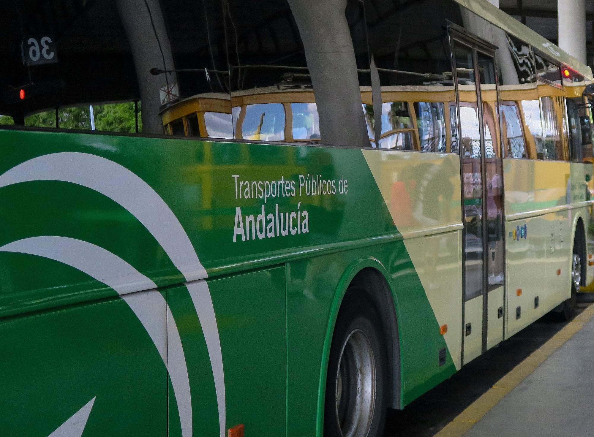 Un autobús para transporte de viajeros de la Junta de Andalucía