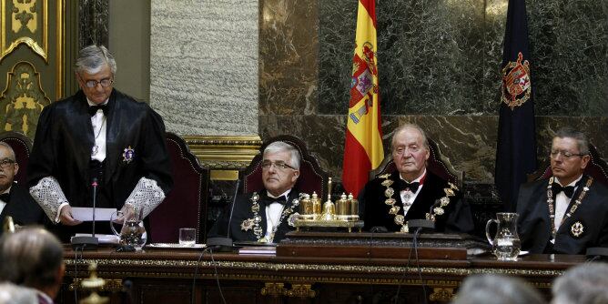 El fiscal general del Estado, Eduardo Torres-Dulce, el presidente del Tribunal Supremo, Gonzalo Moliner, el rey Juan Carlos y el ministro de Justicia, Alberto Ruiz-Gallardón, durante el acto de apertura del Año Judicial