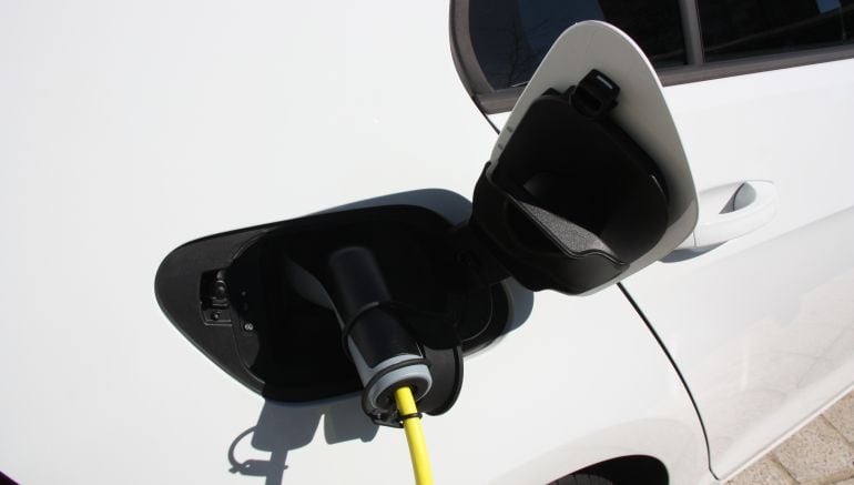 Un cotxe elèctric recarregant energia