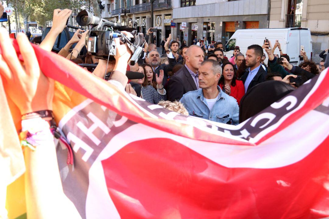 Plano general de los dirigentes de Ciudadanos gritando "Libertad" a pocos metros de los acampados.