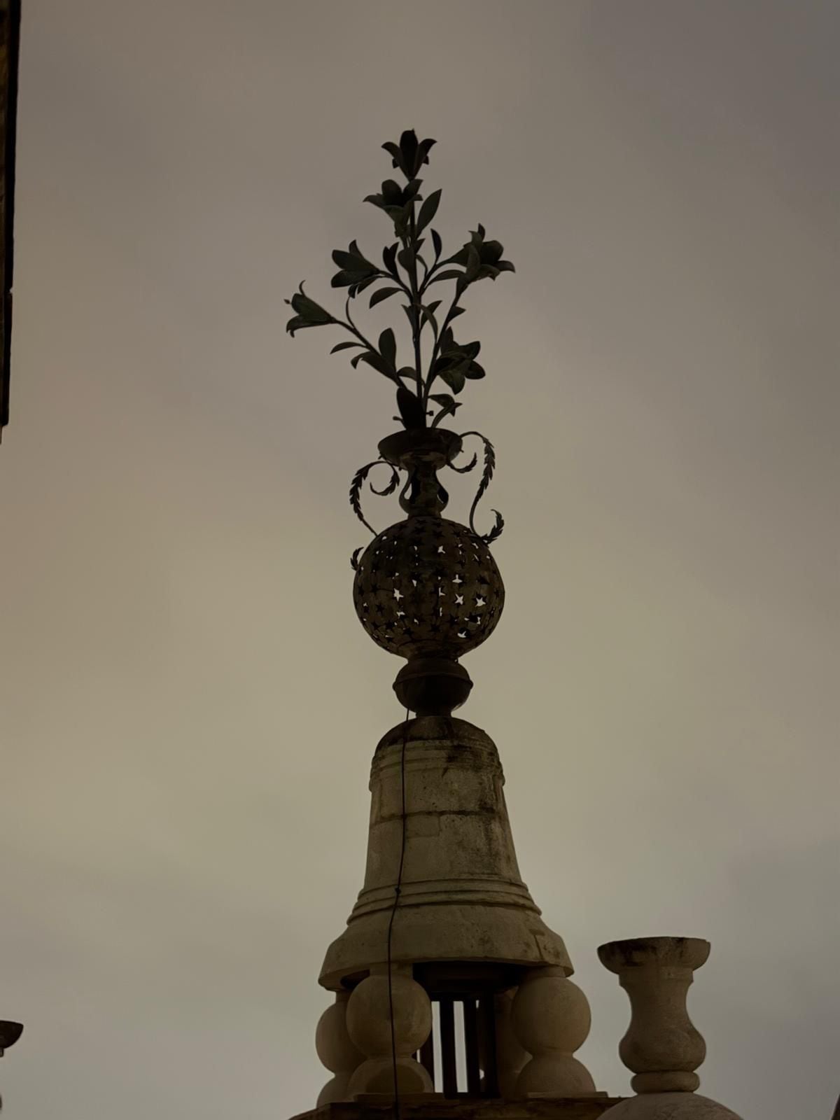 Cae una de las jarras de azucena de la Giralda: "Ha sufrido una presión tan grande que no han aguantado las soldaduras"