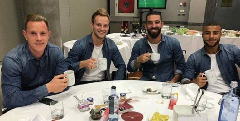 Ter Stegen, Rakitic, Arda y Rafinha tomando el café