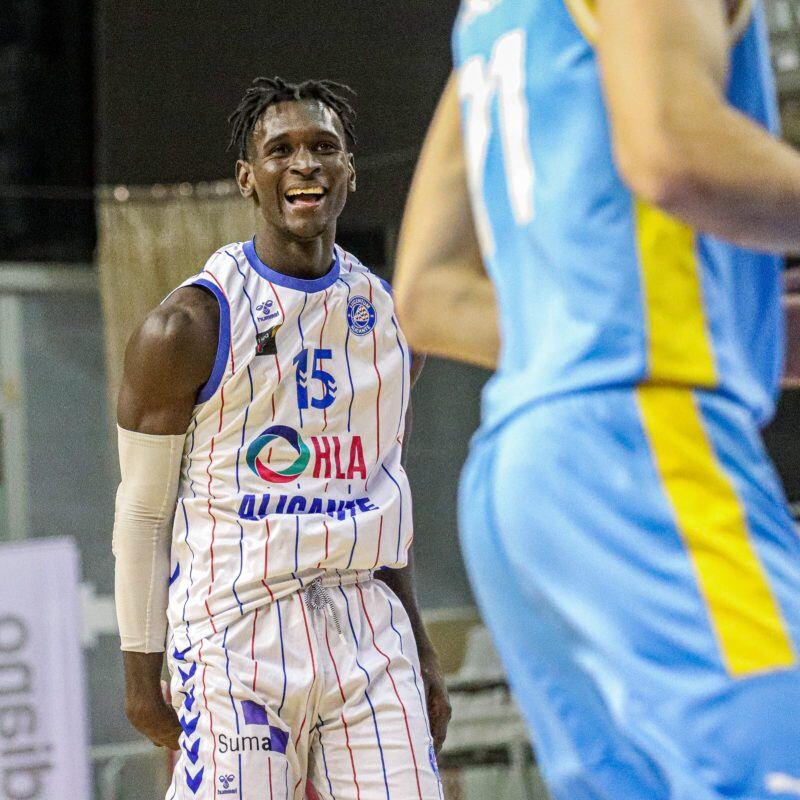 Youssouf Traoré, con la camiseta del HLA Alicante