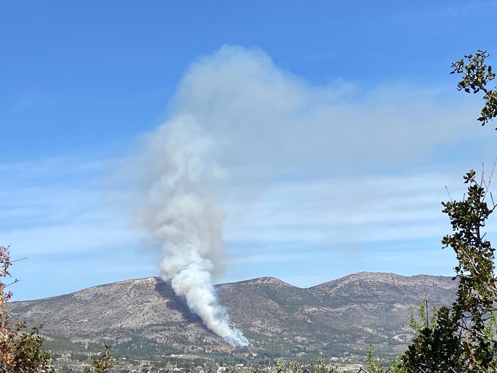 Columna de humo del incendio de Turballos (Muro de Alcoy)