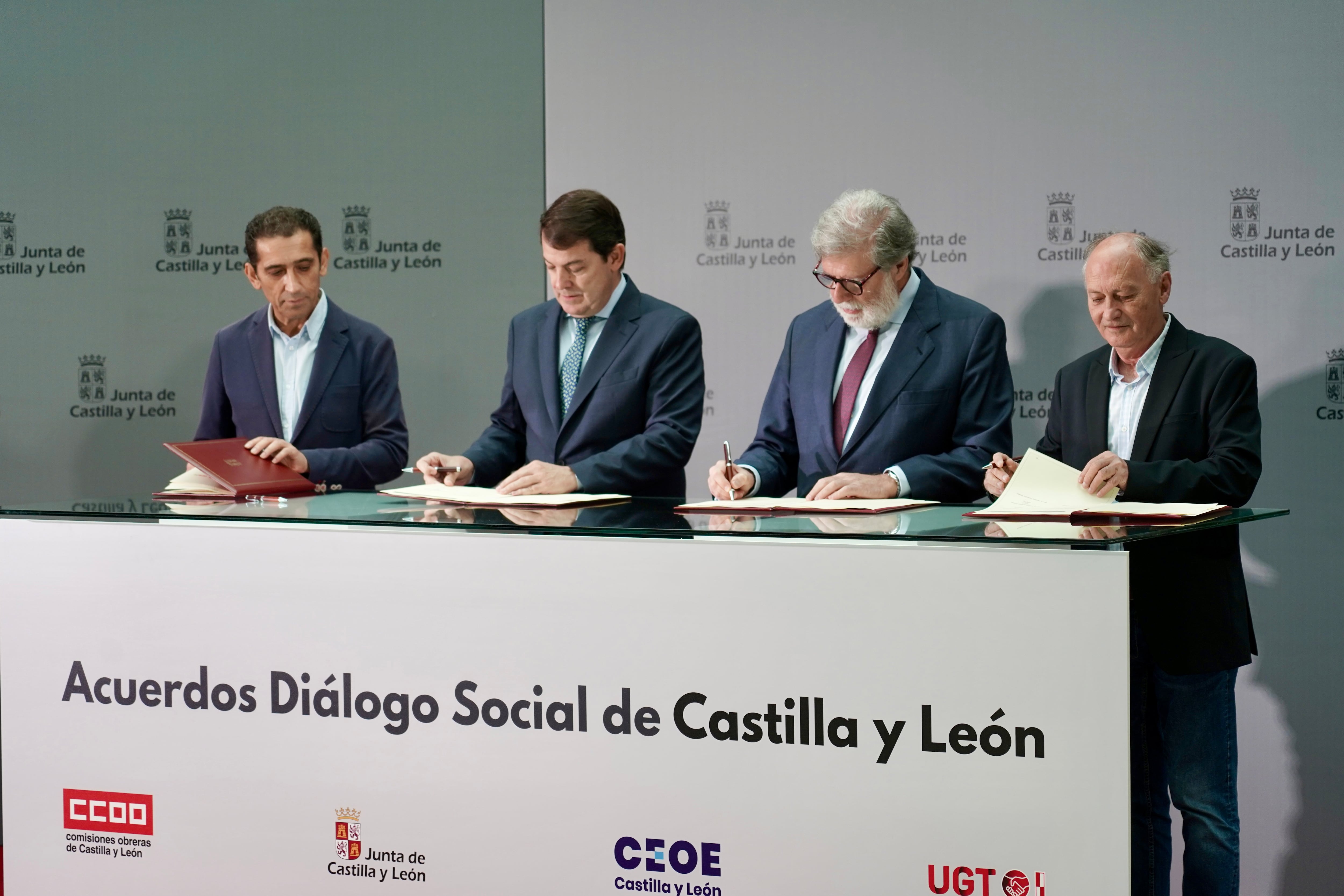 El presidente de la Junta, Alfonso Fernández Mañueco, y los agentes sociales y económicos firman los acuerdos adoptados tras la reunión del Consejo del Diálogo Social