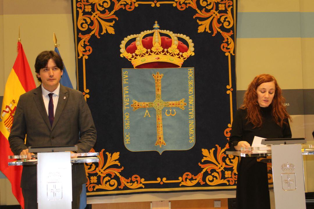 Elena Llorente junto al consejero de Ciencia, Borja Sánchez. 