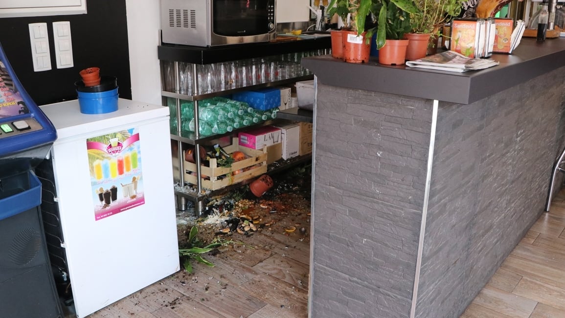 Imagen de los destrozos provocados en el bar