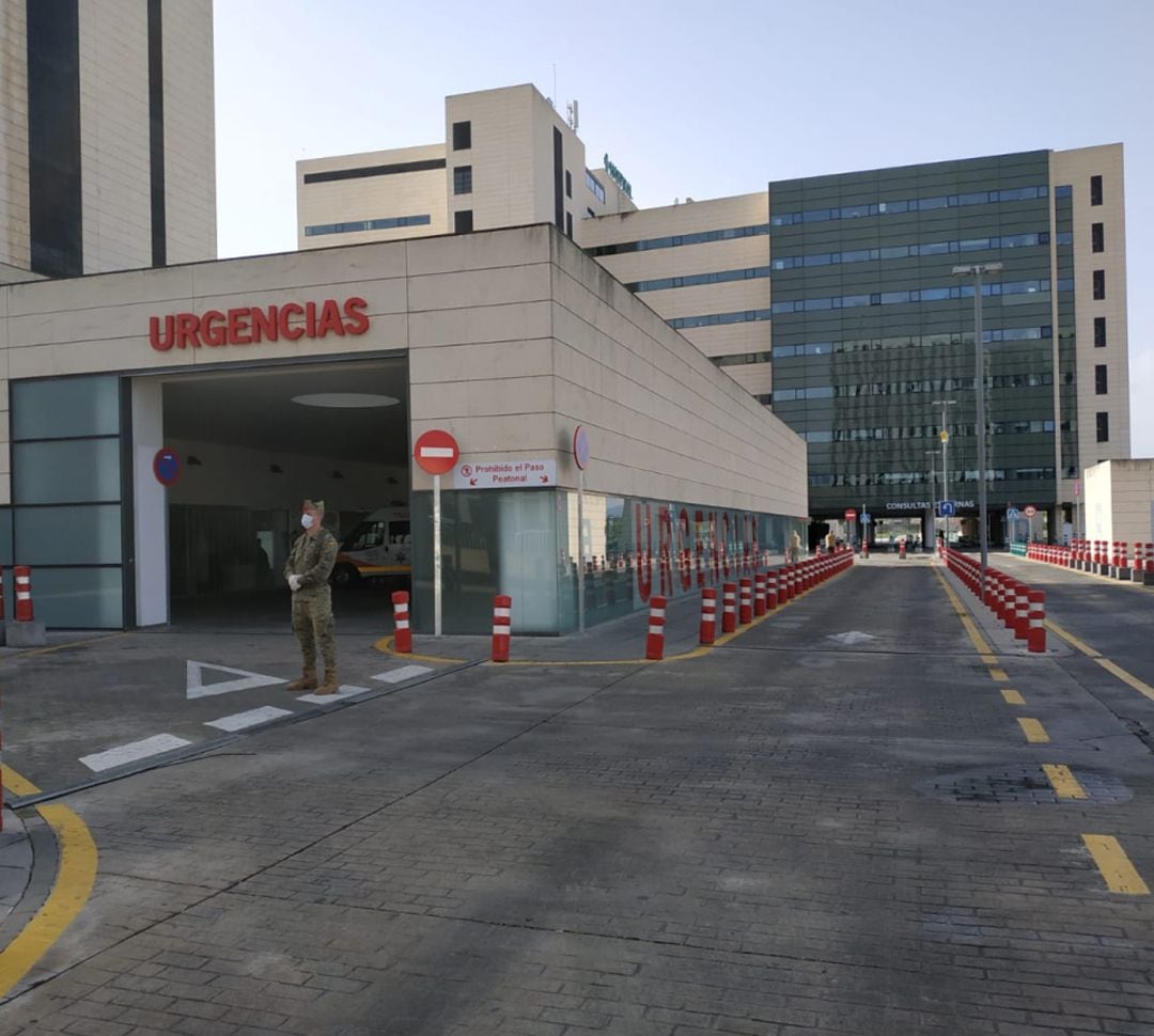 Un militar de La Legión vigila el servicio de Urgencias del hospital San Cecilio de Granada