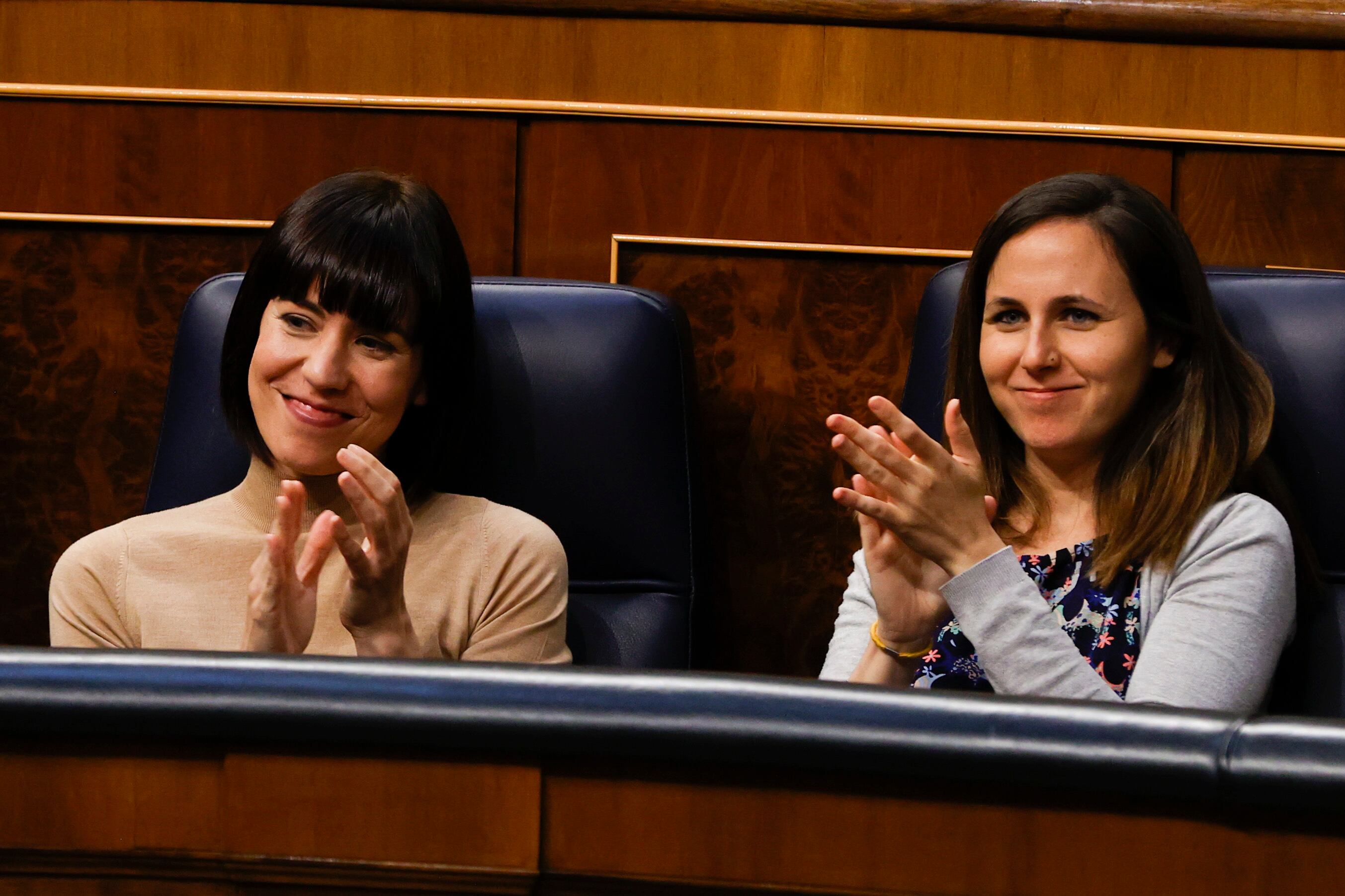 Las ministras Ione Belarra (d) y Diana Morant (i) tras la aprobación de la ley de Ciencia en el pleno celebrado este jueves en el Congreso